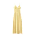 Élégante robe nuisette en satin jaune avec col en V et fines bretelles d'été. - XS / Jaune