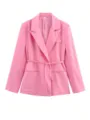 Détail de blazer rose avec élégant col à revers, manches longues, fine ceinture et poche. - M / Rose