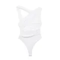 Vue détaillée du body blanc asymétrique ruché doté de bretelles croisées élégantes et tissu doux. - S / Blanc