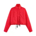 Detalle de chaqueta de lunares rojos con cuello alzado, mangas largas y dobladillo con cordón. - XS / Tops / Rojo