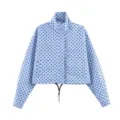 Detailaufnahme der hellblauen Langarmjacke mit klassischem schwarzen Polka-Dot-Muster. - XS / Oberteile / Blau