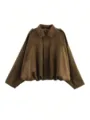 Détail de veste bomber en suédine marron, col stylé et manches bouffantes pour le printemps. - Marron