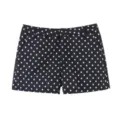 Primer plano detallado del clásico estampado de lunares en blanco y negro sobre los shorts. - XS / Bottoms / Negro