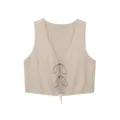 Vue détaillée gilet sans manches femme beige texturé à liens avant, col en V et nœuds élégants. - XS / Hauts / Kaki