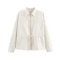 Vue détaillée de la veste décontractée blanche pour femme avec manches longues et cordon. - S / Hauts / Beige