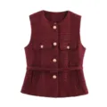 Détail de gilet en tweed bordeaux, col rond, boutons dorés métalliques et ceinture assortie. - XS / Bordeaux