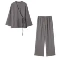 Graues Kimono Wickeloberteil und weite Hose Set Detailansicht, bequeme Loungewear. - XS / Set / Grau Set