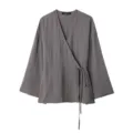 Detailansicht des grauen Wickel-Kimono-Oberteils mit V-Ausschnitt und seitlichem Bindeband. - XS / Oberteile / Grauer Blazer