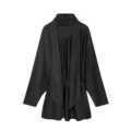Vue détaillée de la robe courte noire en satin à manches longues et col écharpe drapé. - S / Robes / Noir