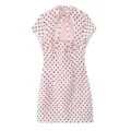 Rosa Kurzarm Polka Dot Kleid Detail mit Ausschnitt am Ausschnitt und elegantem Schleifendesign. - Rosa Gepunktet