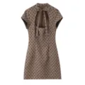 Détail de robe courte moulante à pois de style français avec col noué élégant. - S / Café Pointillés