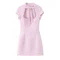 Elegantes rosa Kurzarmkleid mit Stehkragen, Schleife und Ausschnitt für den Sommer. - Rosa
