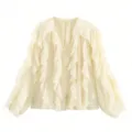 Close-up detail van dames V-hals lange mouw blouse met laagjes volant in stijlvol beige. - XS / Beige