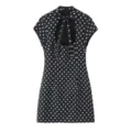 Gros plan sur la magnifique robe courte à pois noirs et blancs, col noué et découpe. - S / Pois Noir
