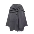 Détail du manteau en tricot gris, mettant en valeur l'écharpe, les boutons et les poches. - S / Hauts / Gris