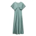 Vue détaillée de l'élégante robe midi en satin vert sauge avec col en V et manches. - XS / Vert