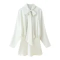 Élégante robe courte cintrée blanche effet soie manches longues col écharpe femme - S / Robes / Blanc