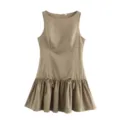Détail de mini robe sans manches kaki avec col arrondi, nœuds à la taille et volants. - S / Kaki