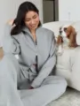 Vue détaillée du pull zippé en tricot gris et du pantalon large ensemble pour femme. - Taille unique / Ensemble / Gris clair