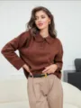 Detailansicht eines braunen Damen Pullovers mit Polokragen, kuschelige Herbst und Winter Mode. - Einheitsgröße / Dunkelbraun