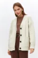 Vista detallada del cárdigan de punto beige para mujer con botones para abrigados looks de otoño. - Talla única / Blanco Roto