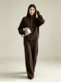 Detailansicht des eleganten Damen Herbst Winter Strick Cardigans mit weiter Hose in Braun. - Einheitsgröße / Oberteil und Unterteil / Dunkelbraun
