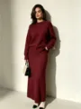 Vue détaillée d'un ensemble confortable de pull et jupe longue en tricot bordeaux. - Taille unique / Ensemble / Bordeaux