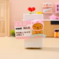 Süße Kapibara Mini Kühlschrank Figur Desktop Ornament lustiges kreatives Harzspielzeug - Wasserschwein Arbeitsausweis (Rotes Teammitglied) / 1221-1 Schweine-Teamkollege