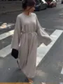 Detailansicht des lässigen Strickkleids für Damen mit Taillengürtel im urbanen Stil. - Khaki