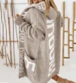 Detailansicht des langen Damen Strick Cardigans mit kapuze und modischem buchstabenmuster. - S / Hellbraun