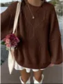 Nahaufnahme des braunen Oversize-Zopfmuster-Pullovers, zeigt Textur und schöne Stegansicht. - Einheitsgröße / Dunkelbraun