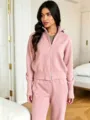 Gros plan sur le cardigan en tricot rose confortable avec fermeture éclair et pantalon. - Taille unique / Ensemble / Rose