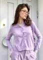 Helllila Strickjacke, lange Ärmel, Rundhalsausschnitt, einreihig, lässiger Stil. - Einheitsgröße / Hellviolett