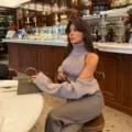 Κoμψό γυναικείο πλεκτό σετ λεπτομέρεια, αμάνικο τοπ με ψηλό λαιμό και μανίκια σάλι. - Ένα μέγεθος / Σετ / Ανοιχτό γκρι
