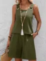 Vue détaillée du haut élégant sans manches vert olive chic et de son short assorti. - Vert Militaire