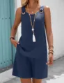 Ensemble décontracté d'été chic avec haut sans manches à col rond et short assorti. - Bleu marine