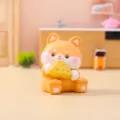 Süße orange Tierfigur mit Käse, perfekt als kreative Schreibtisch-Deko und Auto-Dekoration. - Ornament-Serie / Shiba Inu Stil (2419) / Orange-Weiß