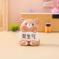 Süße Harz Bär Figur mit witzigem Schild, ideale Tischdeko für das Büro und Zuhause. - Ornament-Serie / Kleine Süße Bär (2795) / 2795 Süßer Bär