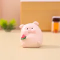 Süße rosa Schweinchen Harzfigur mit Wassermelone, ideal für Schreibtisch und Heimdekoration. - Ornament-Serie / Guagua Schwein (2324) / Rosa