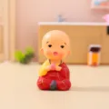 Süße kleine Mönch Figur Harz Cartoon Statue Desktop Büro Zuhause Dekoration Ornament Geschenk - Ornament-Serie / Sitzender Mönch mit Apfel (1160-2) / Rot & Gelb