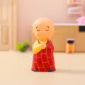Niedliche kleine Mönch Harz Figur, meditierende Novize Desktop Ornament für Home Office Dekor. - Ornament-Serie / Sitzender Mönch mit gefalteten Händen (1160-3) / Rot & Gelb