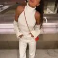 Κομψό γυναικείο λευκό πλεκτό σετ με halter top, μανίκια και παντελόνι για το φθινόπωρο. - Ένα μέγεθος / Σετ / Ζαχαρί