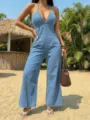 Vista dettagliata della tuta in denim blu da donna con scollo a V profondo e gamba larga. - XS / Top e Pantaloni