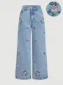 Nahaufnahme der floralen Stickerei auf hellblauen weiten Jeans, stilvoll und detailreich. - XS(26) / Blau