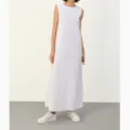 Vista detallada del elegante vestido largo blanco sin mangas con un estilo minimalista limpio. - S / Vestidos / Blanco