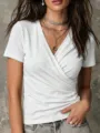 Vista detallada y cercana del top blanco cruzado con cuello en V y elegantes collares. - S / Tops / Blanco