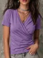 Dettaglio di una t-shirt viola con scollo a V incrociato e pieghe, top estivo casual. - Taglia S / Top / Viola Scuro