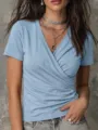 Dettaglio primo piano t-shirt casual donna azzurro scollo a V incrociato manica corta. - Taglia S / Top / Azzurro