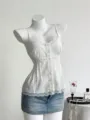 Top de encaje blanco de verano para mujer, corte ajustado, con botones y detalles dulces. - S / Tops / Blanco