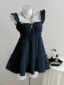 Detailansicht des dunkelblauen ärmellosen Mini-Kleides mit Rüschen und hübscher Schleife. - S / Kleider / Marineblau